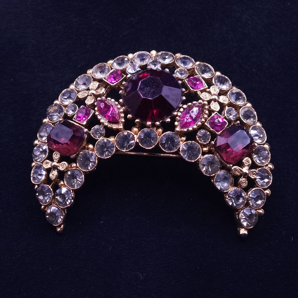 “Vintage Capri Rhinestone Demi Parure – Crescent Brooch & Clip Earrings - Picture 2 of 16